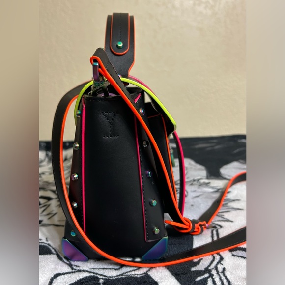 Manhattan Medium Contrast-Trim Leather Satchel - Picture 7 of 14